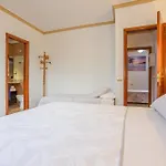 Sara Villa *